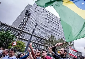 Brezilya'da devlet memurları meclisi bastı
