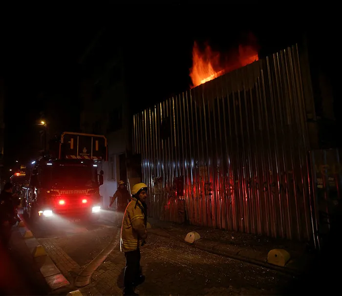 Şişli'de 3 katlı metruk binada yangın çıktı - 2