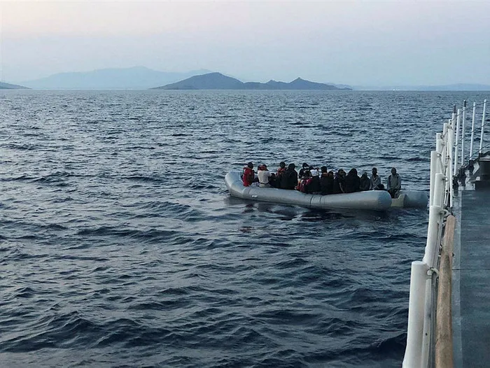 Dikili açıklarında 34 kaçak göçmen kurtarıldı - 2