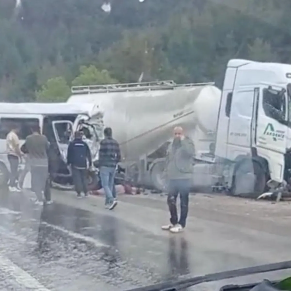 Antalya- Isparta karayolunda can pazarı: 7 kişi can verdi