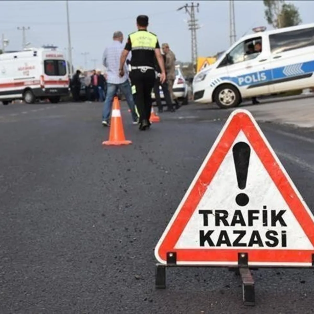 TEM Otoyolu'nda facia! Otomobille çarpışan kamyon devrildi: 1 yaralı