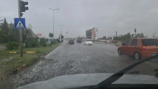 10 dakika boyunca yağan dolu ve yağmur vatandaşlara zor anlar yaşattı - 1