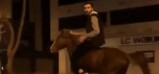 Tramvay yolunda atla yolculuk yapan kişi: At beni kaçırdı
