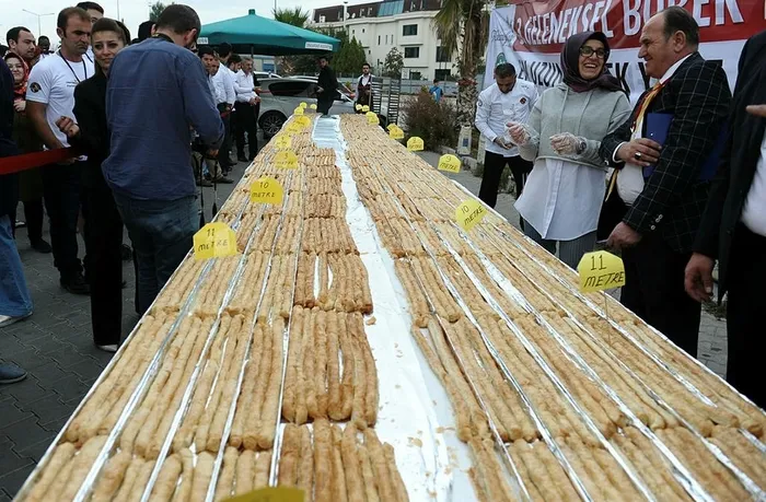 8 dakikada 10 metre börek yiyerek rekor kırdı! - 1