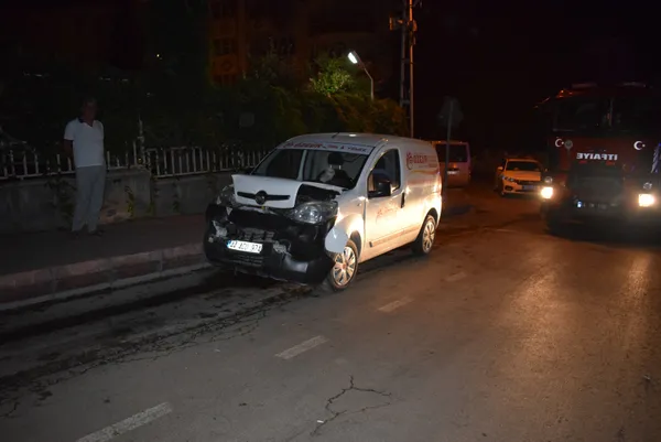 freni-bosalan-tir-ortaligi-savas-alanina-cevirdi-1627355283035.jpg Freni boşalan TIR ortalığı savaş alanına çevirdi! - 1