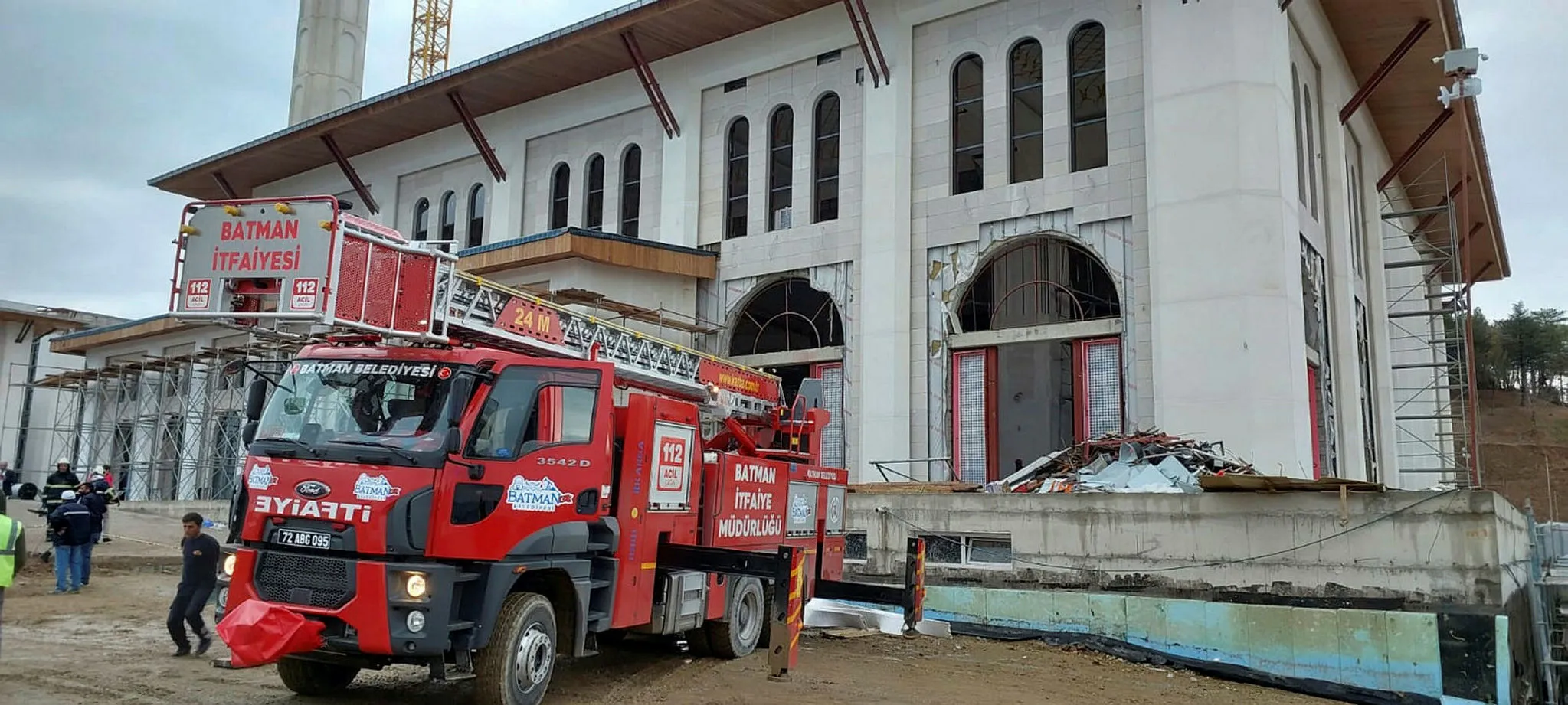 Batman'da feci kaza! Cami inşaatında iskele çöktü