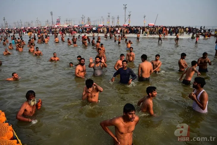 Magh Mela Festivali koronaya rağmen iptal edilmedi! Binlerce Hindü Ganj Nehri’ne girdi