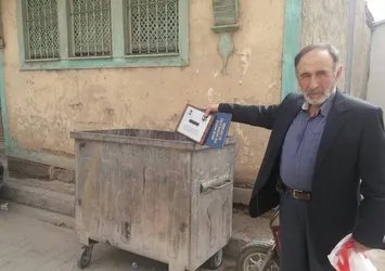 ABD Hava Kuvvetleri'nden aldığı ödülleri çöpe attı