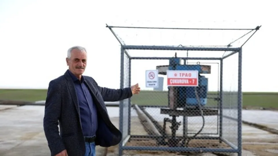 Çukurova 7 kuyusundan petrol fışkırdı! "Deli" diyenler tarlasından petrol çıkınca "Kral" dedi