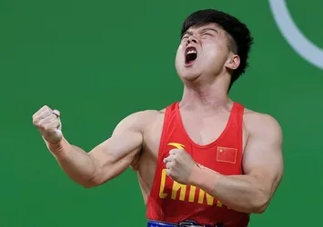 Qingquan Long iki rekorla altın madalya kazandı!