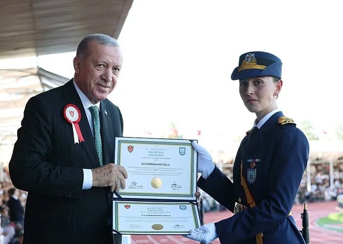 baskan-erdogandan-15-temmuz-vurgusu-40-yillik-plani-milletimizle-darmadagin-ettik-1756566064498.jpeg Başkan Erdoğan, Kara Harp Okulu'nda Milli Savunma Üniversitesi (MSÜ) Harp Okulları Diploma Alma ve Sancak Devir Teslim Töreni'nde derece ile mezun olanlara diplomalarını verdi. (A Haber arşiv)