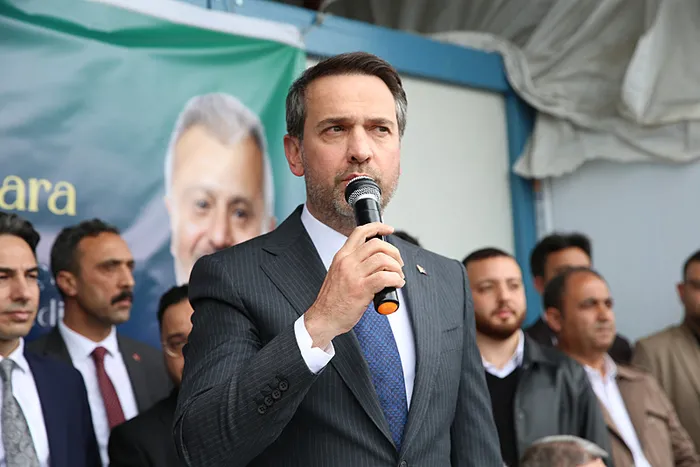 Hükümetin gözü kulağı deprem bölgesinde! Bakan Bayraktar depremzedeleri tek tek ziyaret etti - 1