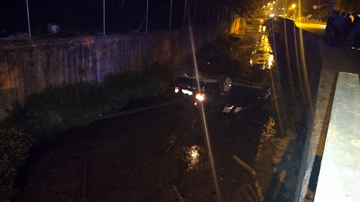 Beykoz'da feci kaza! Kontrolden çıkan otomobil dereye uçtu