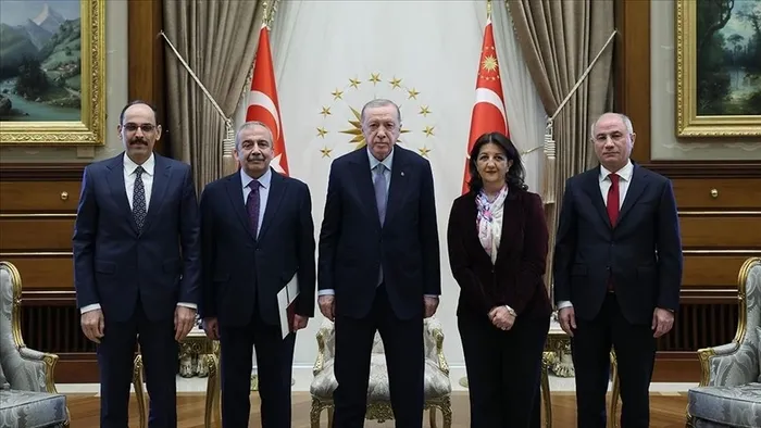 baskan-erdogandan-italya-donusu-flas-mesajlar-trump-turkiyeye-gelecek-mi-teror-orgutu-sdgnin-federatif-yapi-ta-1746015280828.jpeg Başkan Erdoğan, Terörsüz Türkiye hedefi doğrultusunda geçtiğimiz günlerde DEM Parti heyetini kabul etmişti. (A Haber arşiv)