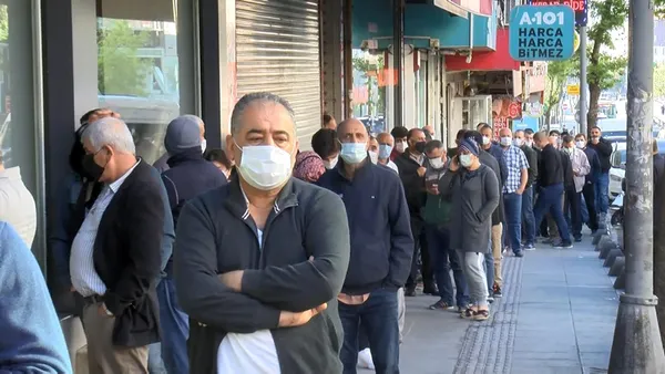 1620804607691.jpg Sahurda sıraya girdiler! İstanbul'da baklava kuyruğu - 1