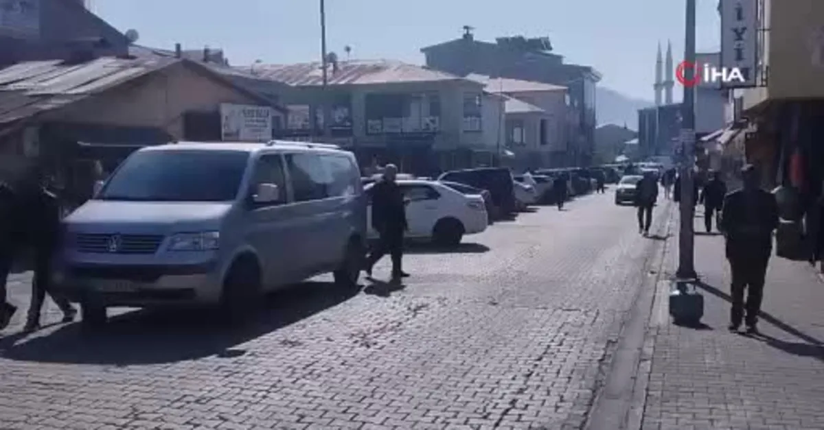 Yetiştirdiği kabakları Varto'da satıyor
