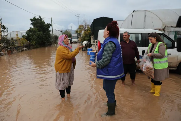 selin-vurdugu-antalyada-egitime-ara-3-ilcede-okullar-1-gun-tatil-edildi-1670943147615.jpg Selin vurduğu Antalya'da eğitime ara: 3 ilçede okullar 1 gün tatil edildi - 1