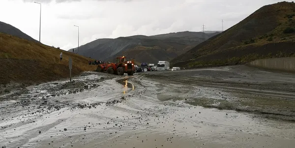 erzincan-sivas-kara-yolunda-heyelan-cift-yonlu-ulasima-kapandi-1660922736216.jpg Erzincan-Sivas kara yolunda heyelan: Çift yönlü ulaşıma kapandı - 2