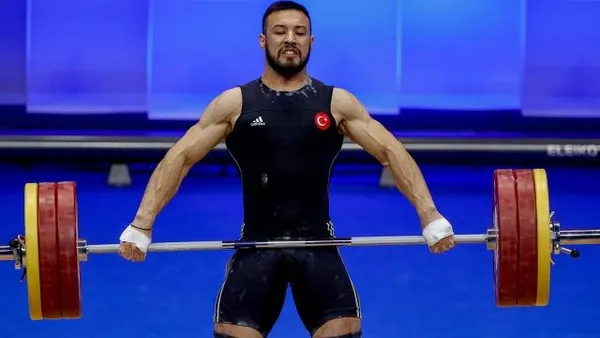 Son dakika: Milli halterci Daniyar İsmayilov’dan altın madalya