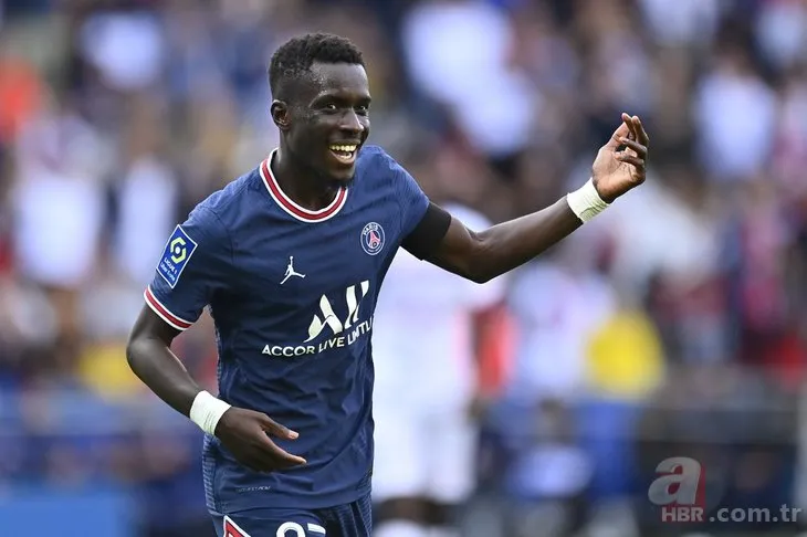 Müslüman futbolcu Idrissa Gana Gueye’den PSG’ye LGBT resti! LGBT renkli forma olay oldu