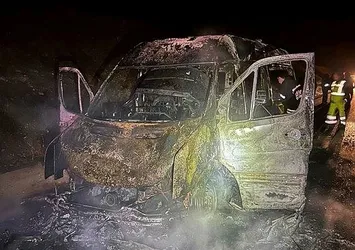 Seyir halindeki minibüs alev alıp yandı!