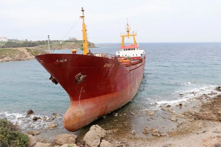 Son dakika | Ekipler seferber oldu! Çanakkale’de kıyıya oturan gemi yüzdürüldü