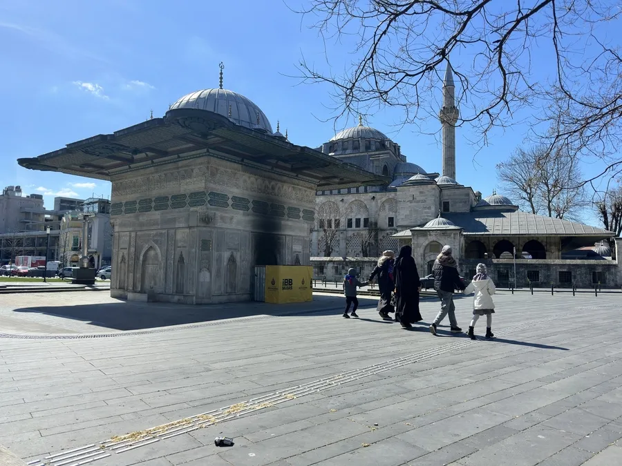 1772988332483.jpg Tarihi emanete ihanet: 300 yıllık Tophane Çeşmesi'ni ateşe verdiler - 4
