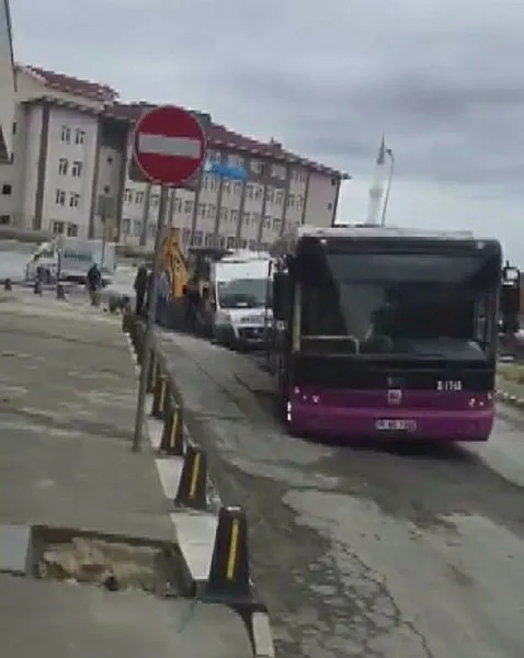 İSKİ'nin çalışmasının ardından yol çöktü! Halk otobüsü ve araçlar çukura düştü - 1