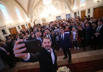 Bakan Albayrak gençlerle buluştu