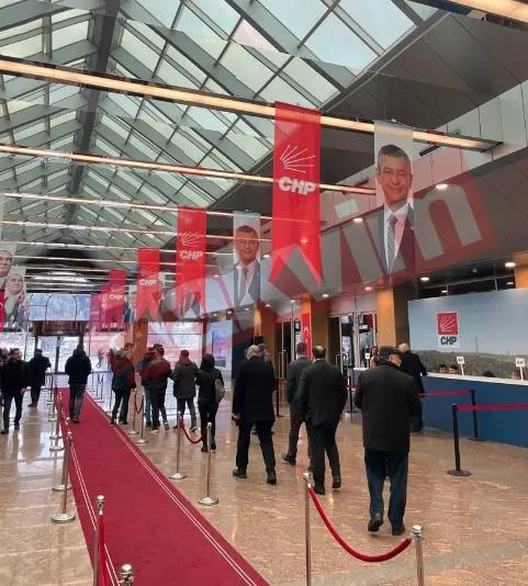 CHP’de İstanbul krizi! Ekrem İmamoğlu adayları tanıttı Özgür Özel’in koltuğu boş kaldı! | İmamoğlu’na CHP’lilerden Sarıyer protestosu