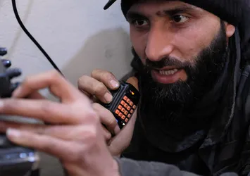 Ebu Ömer İdlib'de yıllardır telsiz başında nöbette! Uyarılarıyla çok can kurtardı