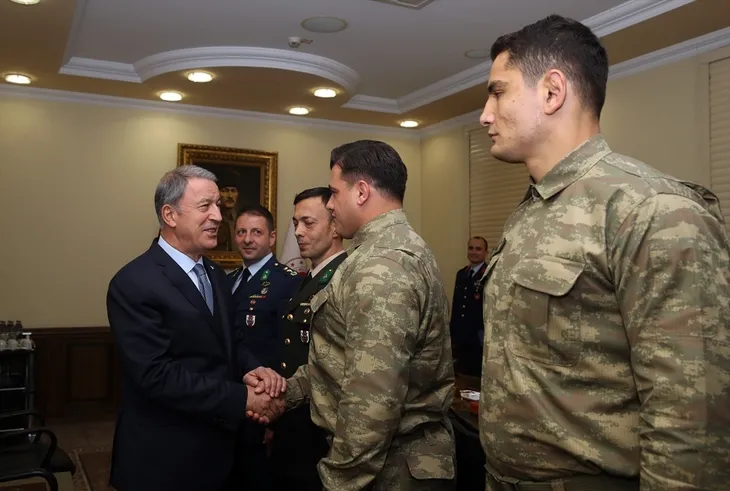 Bakan Akar, madalya kazanan güreşçileri kabul etti - 2
