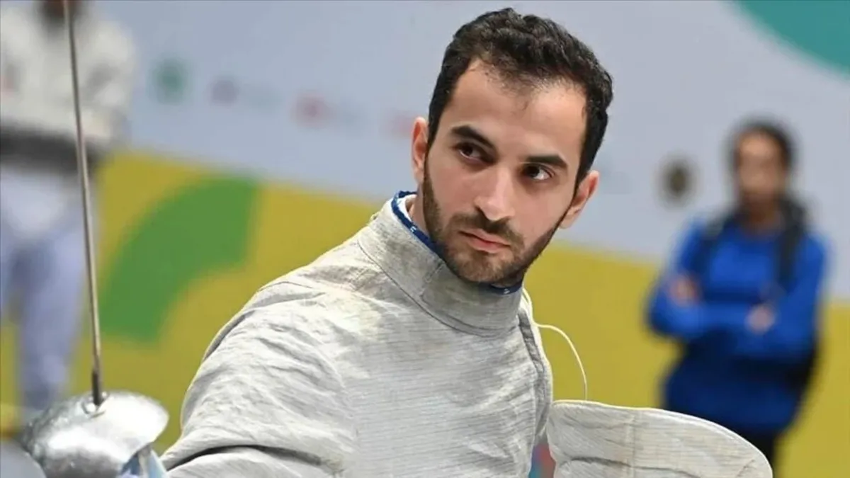 Bakan Bak Paris 2024 kotası alan milli eskrimci Enver Yıldırım'ı kutladı