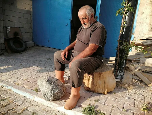 Arazisinde bulduğu taşın gök taşı olabileceğini iddia etti - 1