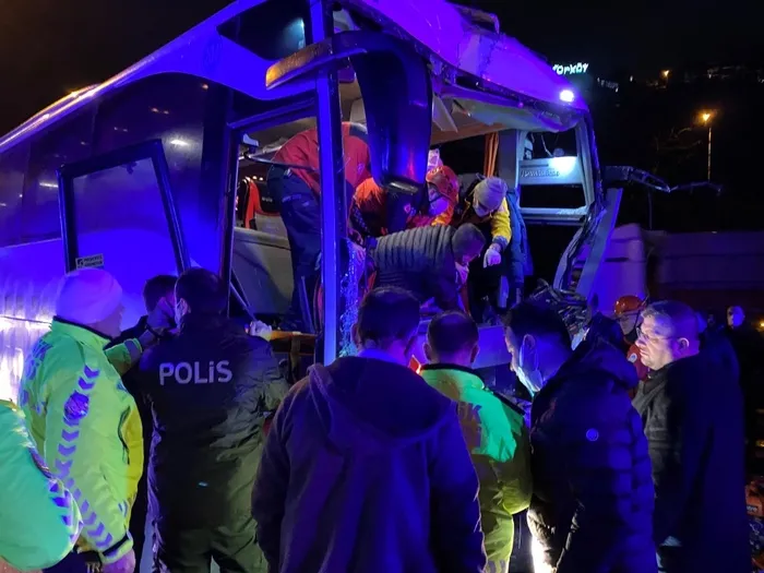 Son dakika: TEM Sapanca geçişinde otobüs kazası! Çok sayıda yaralı var - 3