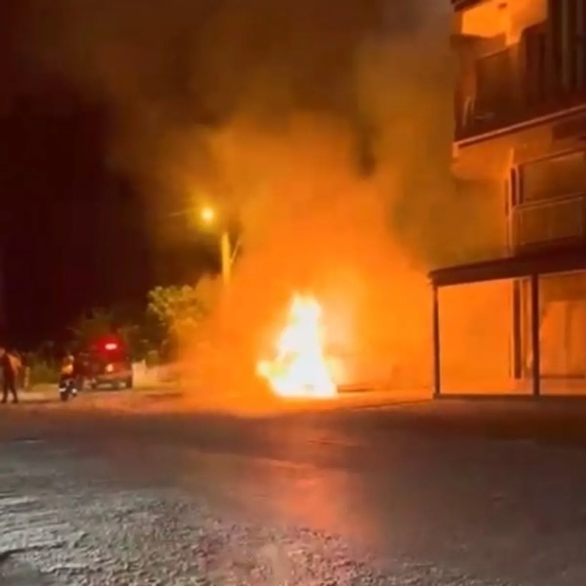 Muğla'da Park Halindeki Elektrikli Araçta Yangın Kontrol Altına Alındı