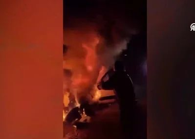 Alev alan araçtaki 5 kişiyi ceza infaz kurumu personeli kurtardı