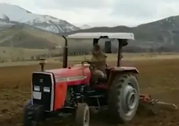 Jandarmadan duygulandıran hareket! Korona nedeniyle evden çıkamayan vatandaşın tarlasını sürdü