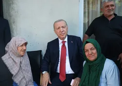 Başkan Erdoğan'dan baba ocağında ahde vefa! Rize'de komşularını ziyaret edip hayır dualarını aldı