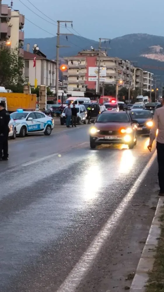 muglada-iki-grup-birbirine-girdi-ortalik-savas-alanina-dondu-1712785388921.jpeg Milas'ta korku dolu anlar! İki grup arasında silahlı kavga: Sokak ortasında defalarca kurşun yağdırdı | O anlar kamerada - 5