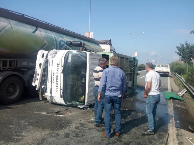 Çöp kamyonu devrildi! Trafikte metrelerce kuyruk oluştu - 1