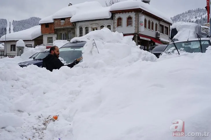 Kastamonu’da kar eziyeti! Uzunluğu 2 metreyi aştı: Araçları kar alında kayboldu