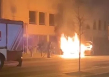 Şişli'de korkutan otomobil yangını! Ekipler söndürmeyi başardı