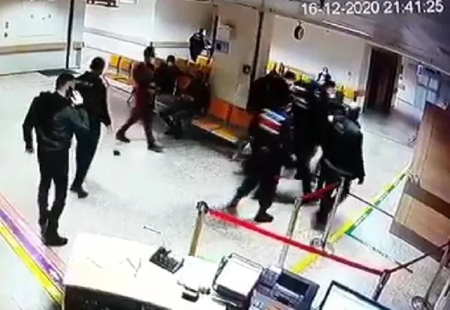 Samsun’da acil serviste doktora bıçaklı saldırı girişimi - 1