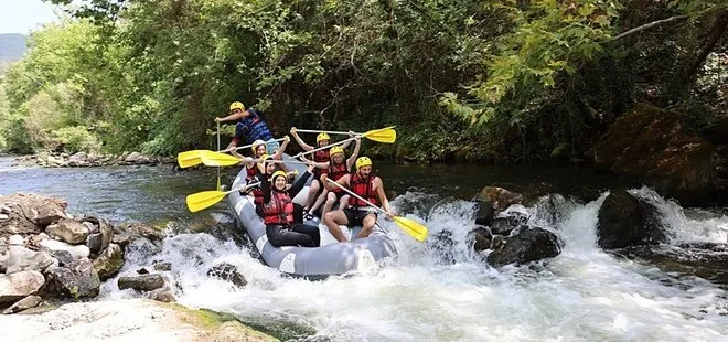 Ardeşen'de yerli ve yabancı turistlerin rafting keyfi
