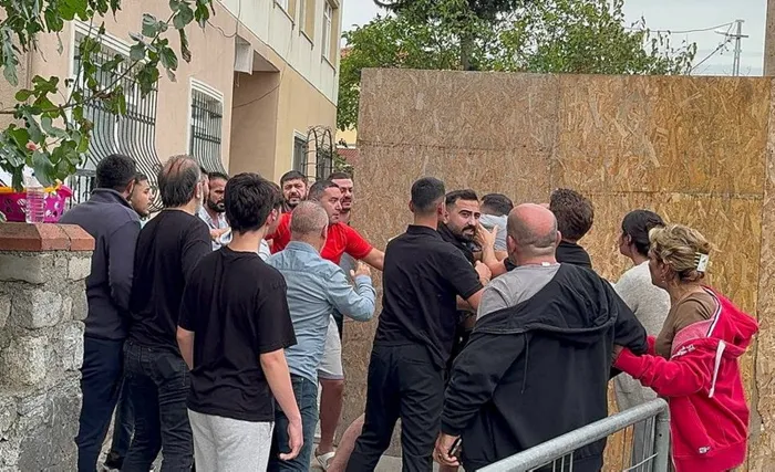 Üsküdar'da gerginlik! Yol çöktü! Bina sakinleriyle inşaat çalışanı birbirine girdi - 1