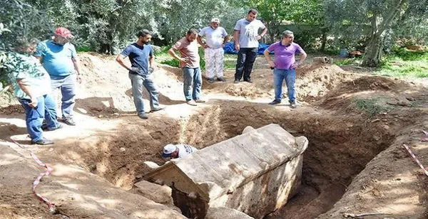 1610447551528.jpg UNESCO'ya aday İznik'te lahit tarlası! Tel örgülerle çevrildi - 1