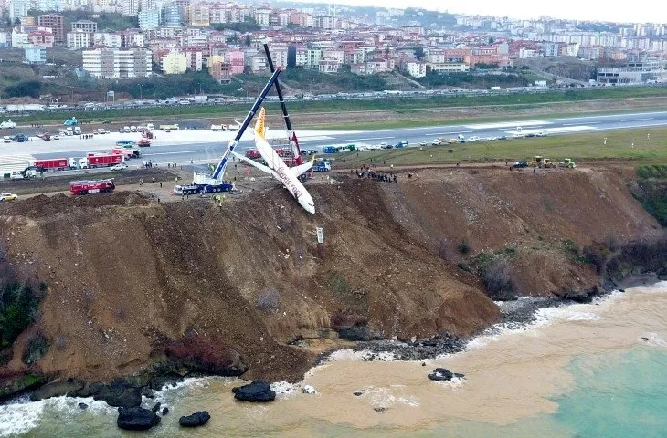 Trabzon’da pistten çıkıp toprak alana saplanan uçak böyle kurtarıldı