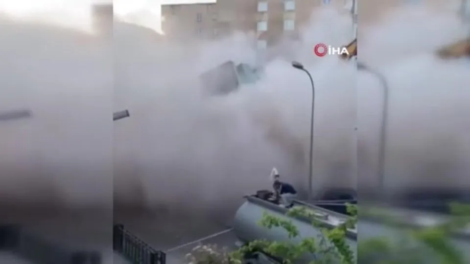 İstanbul’da yıkım esnasında yürekler ağza geldi! Bina çöktü