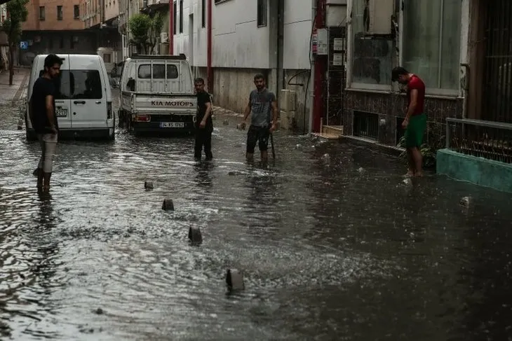 Sağanak yağış sonrası İstanbul’da cadde ve sokaklar göle döndü, vatandaş isyan etti